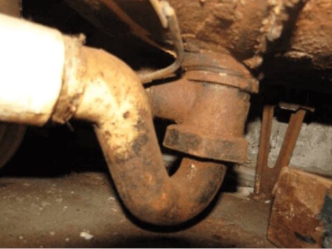 Замена сливной горловины в умывальнике, мойке или ванной старого образца, на старых чугунных и стальных ваннах в Минске