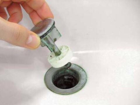 Замена сливной горловины в умывальнике, мойке или ванной обычной в Минске
