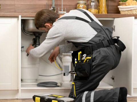 Замена шлангов смесителя или унитаза в Минске